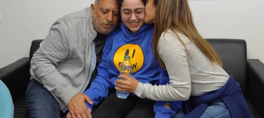 Former captive Liri Albag and her parents