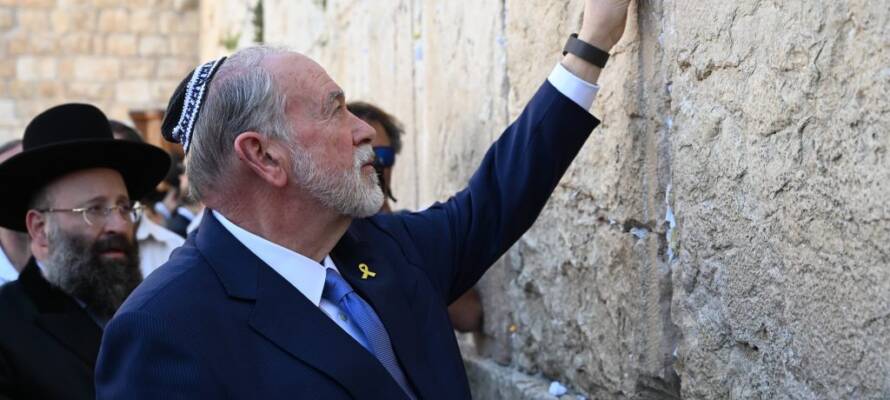 Mike Huckabee visits Western Wall