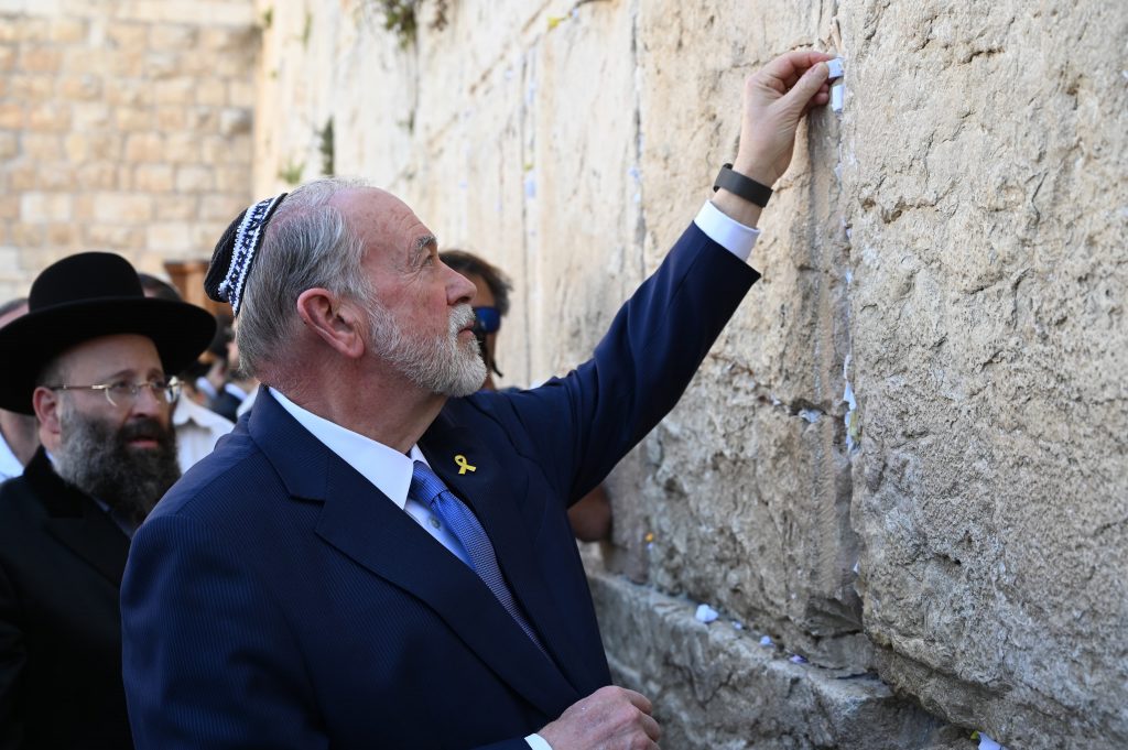 Mike Huckabee visits Western Wall