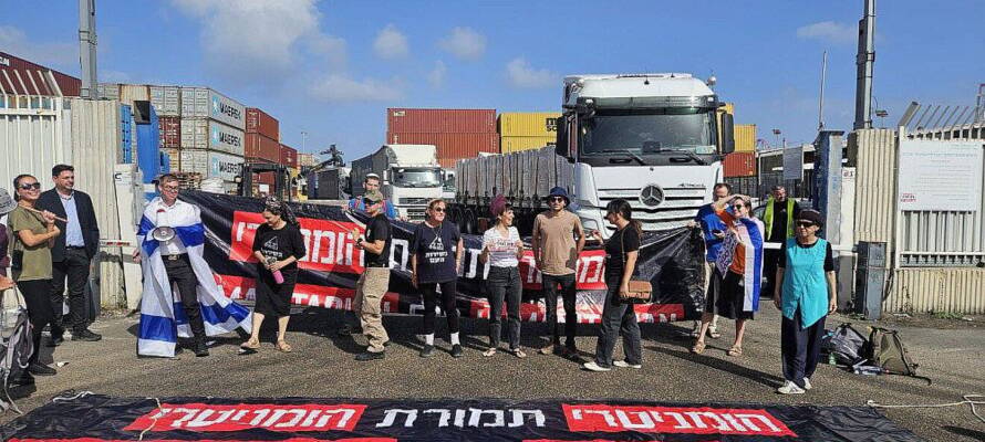 Israeli reservists from “Generation of Victory” and Tzav 9 activists block aid trucks bound for Gaza