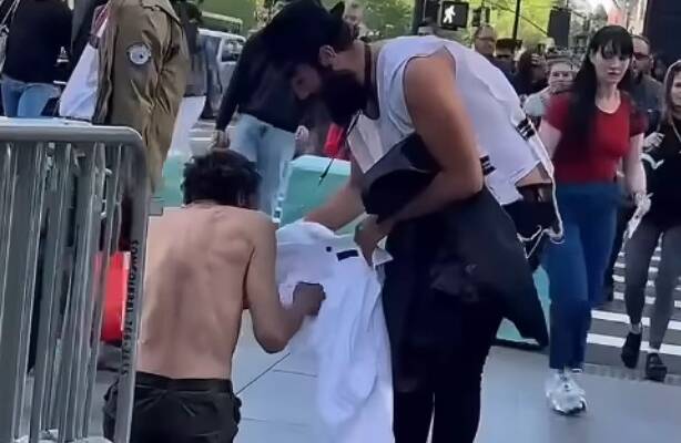 chabad rabbi gives shirt