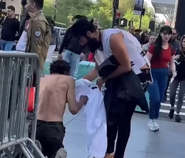 chabad rabbi gives shirt