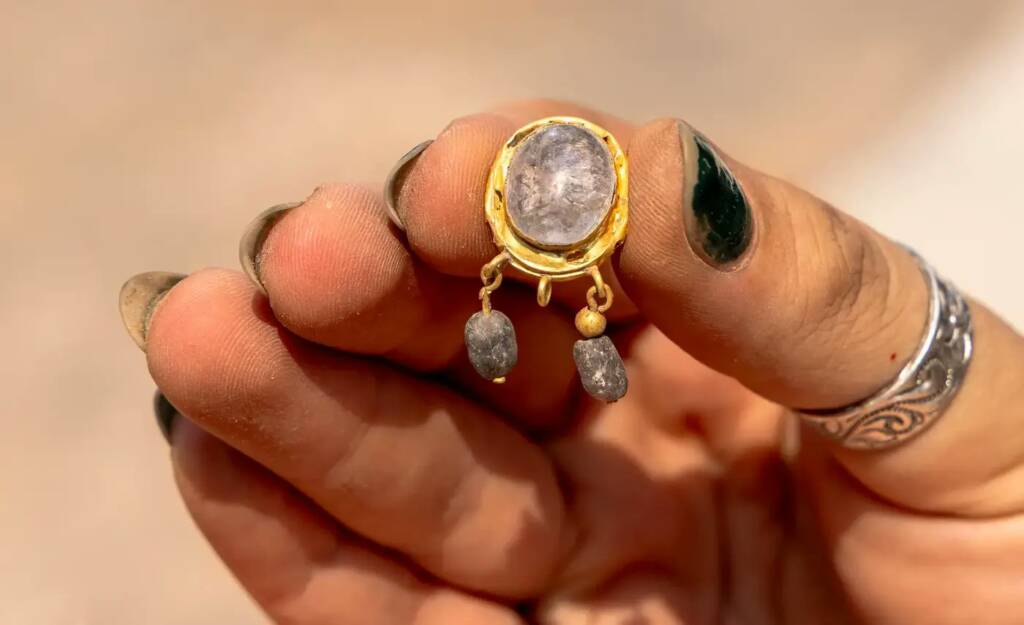 Pearl earring