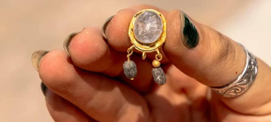 Pearl earring