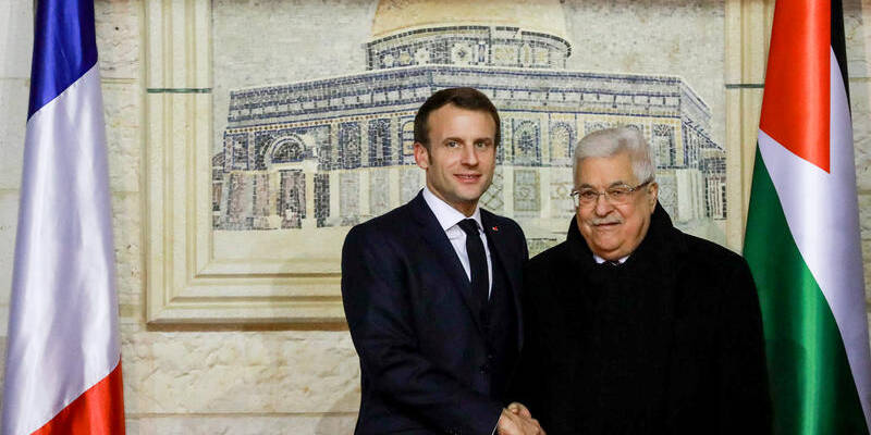 Macron, Abbas