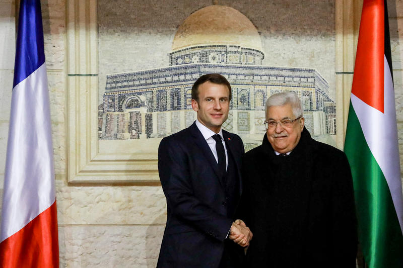 Macron, Abbas